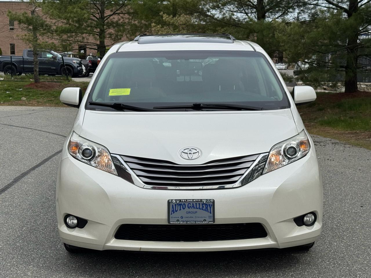 Toyota Sienna XLE Premium AWD 7-Passenger (Natl) 2017