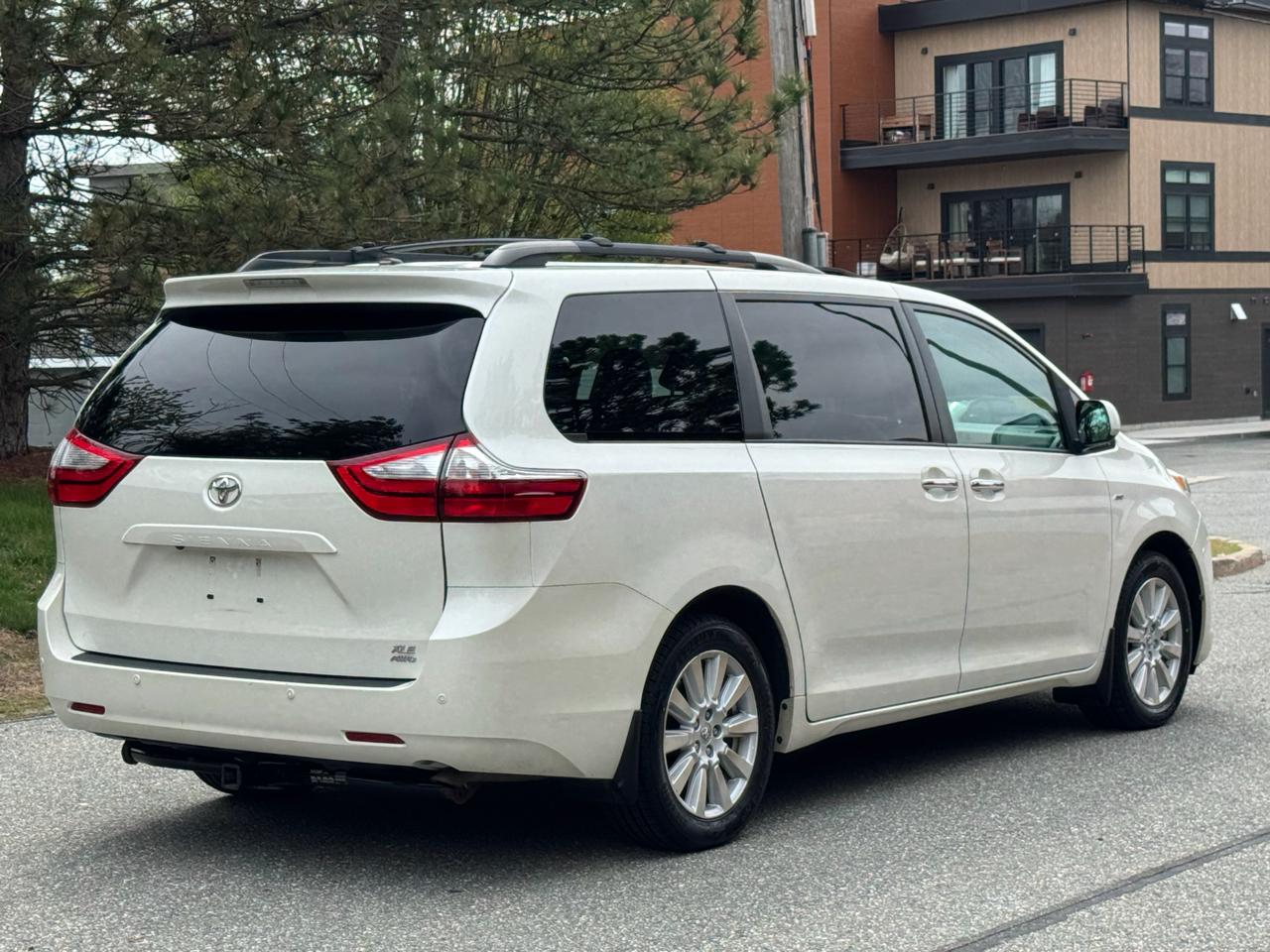 Toyota Sienna XLE Premium AWD 7-Passenger (Natl) 2017