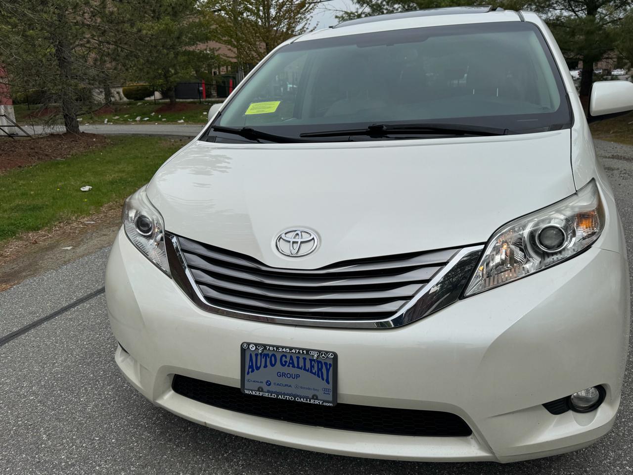 Toyota Sienna XLE Premium AWD 7-Passenger (Natl) 2017