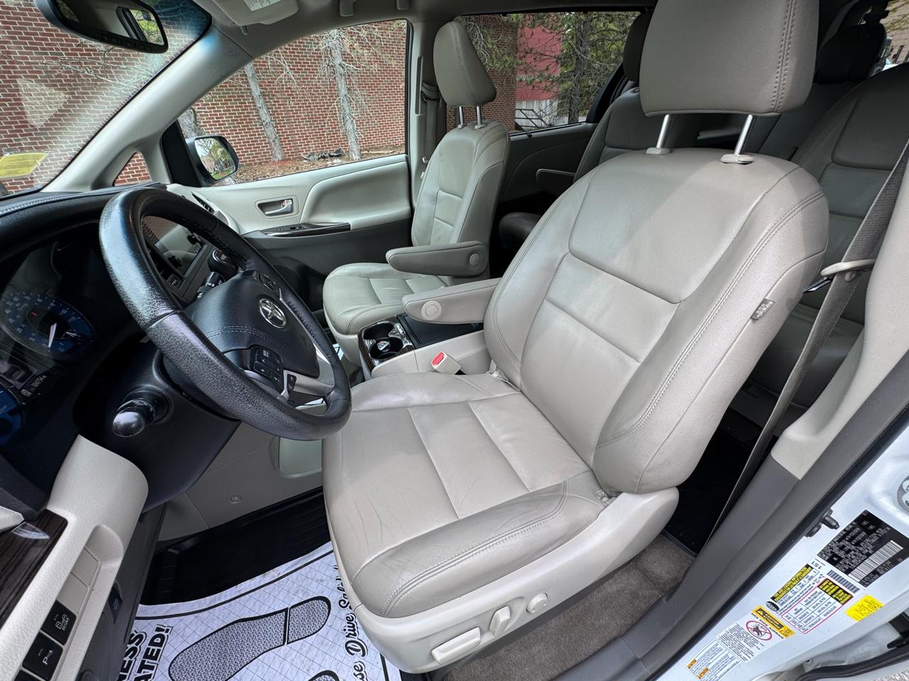 Toyota Sienna XLE Premium AWD 7-Passenger (Natl) 2017