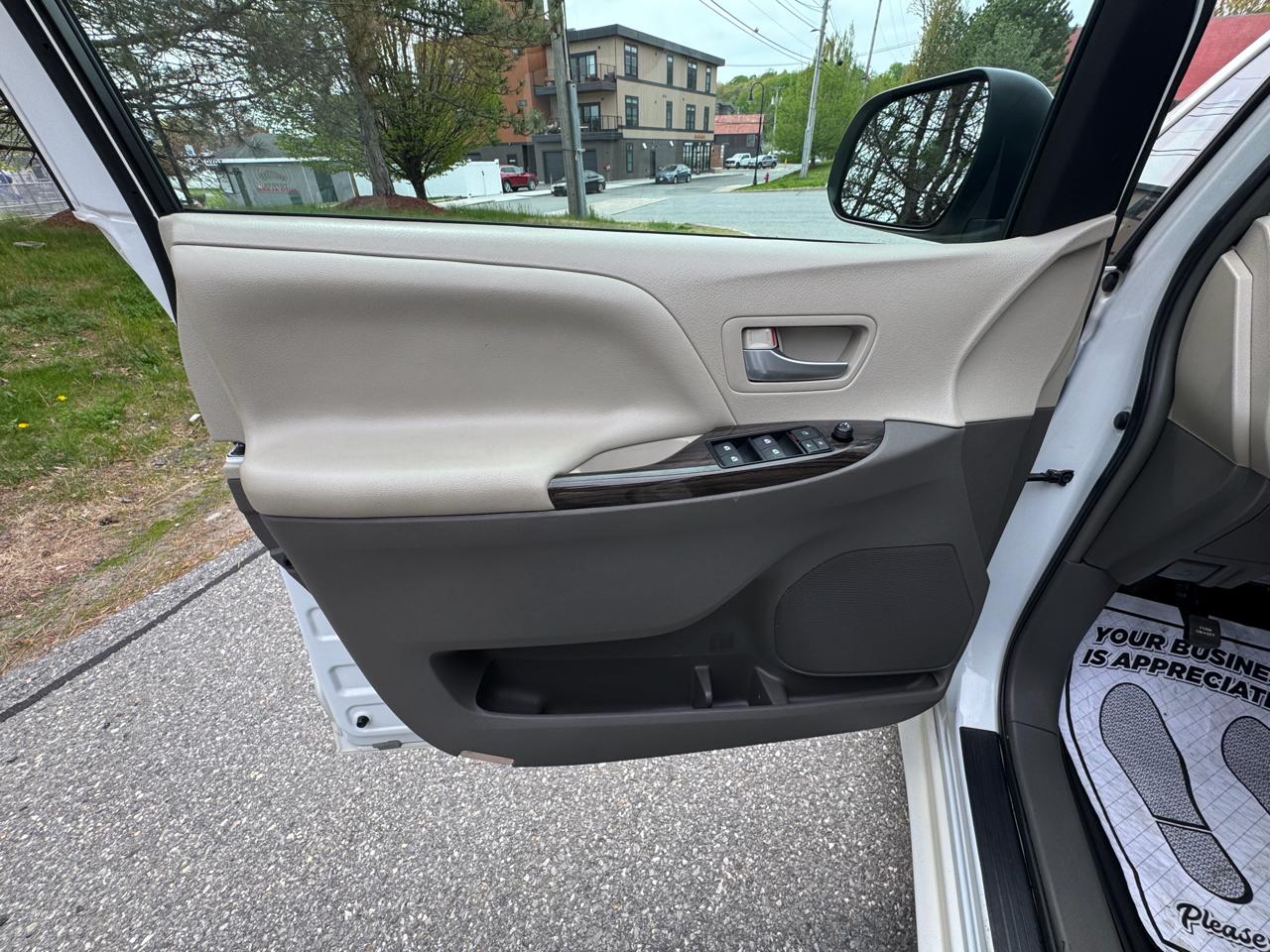 Toyota Sienna XLE Premium AWD 7-Passenger (Natl) 2017