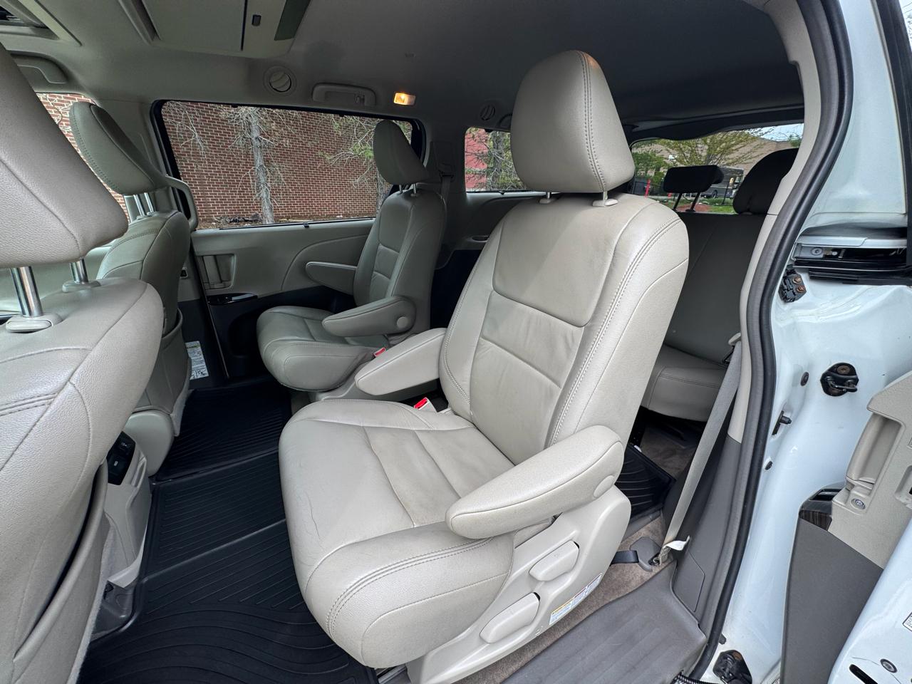 Toyota Sienna XLE Premium AWD 7-Passenger (Natl) 2017