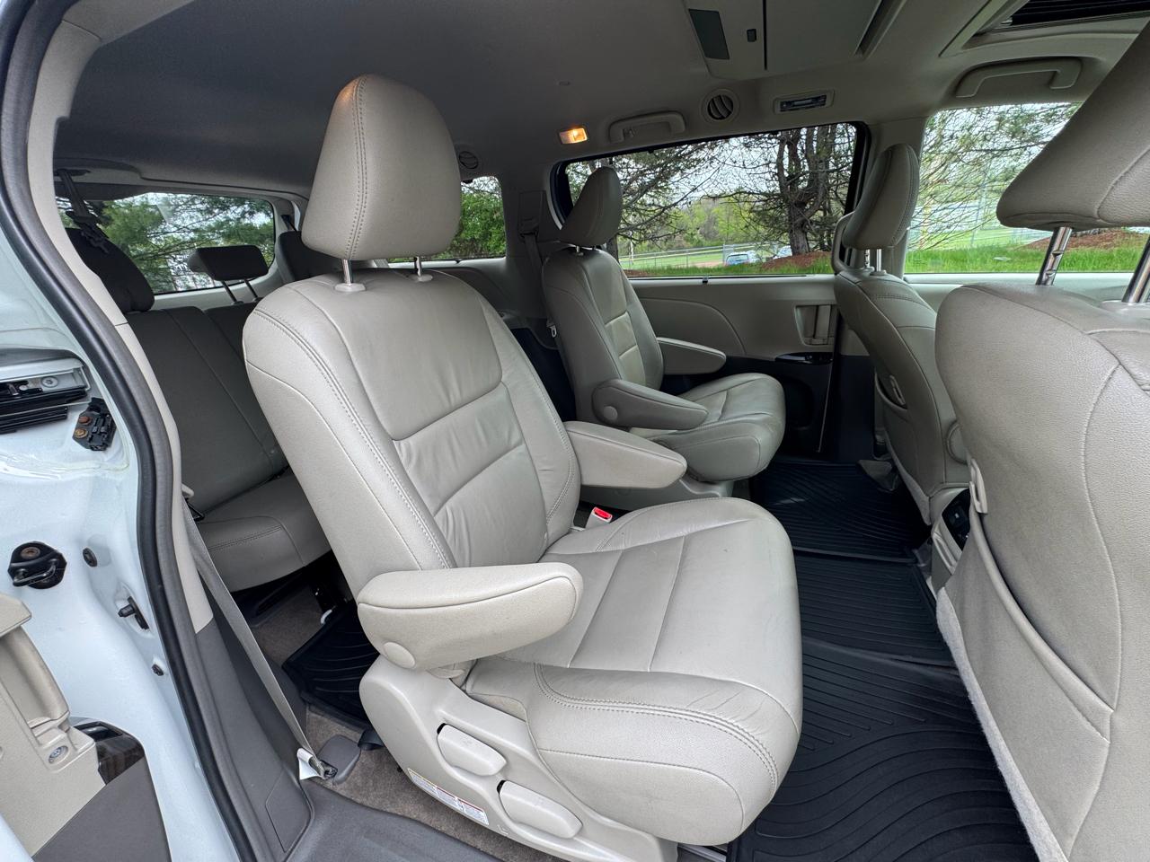 Toyota Sienna XLE Premium AWD 7-Passenger (Natl) 2017
