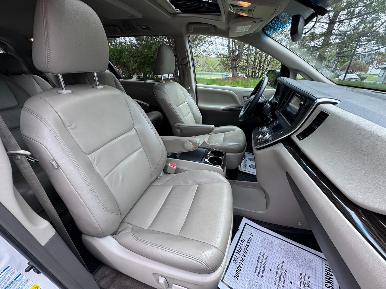Toyota Sienna XLE Premium AWD 7-Passenger (Natl) 2017