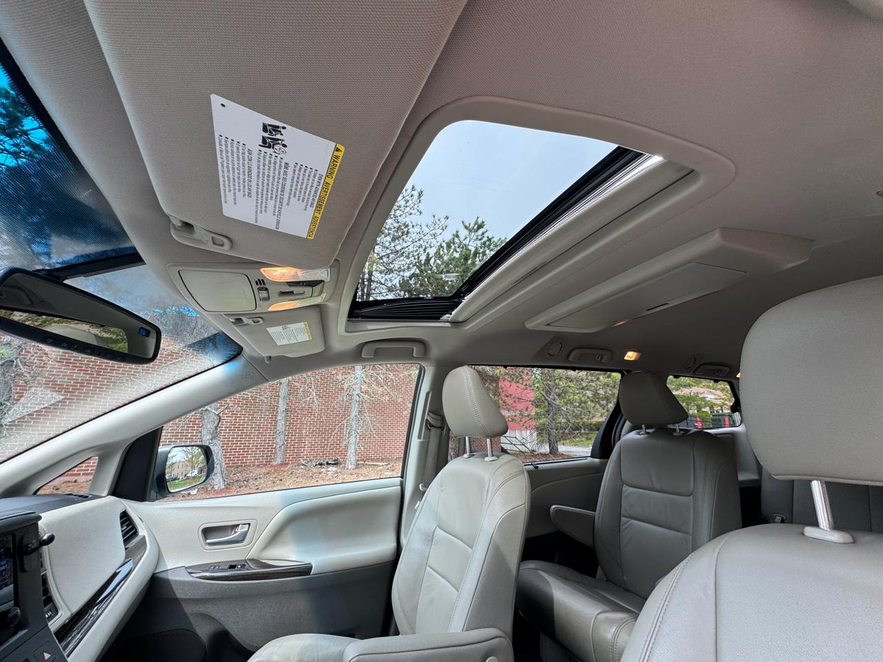 Toyota Sienna XLE Premium AWD 7-Passenger (Natl) 2017