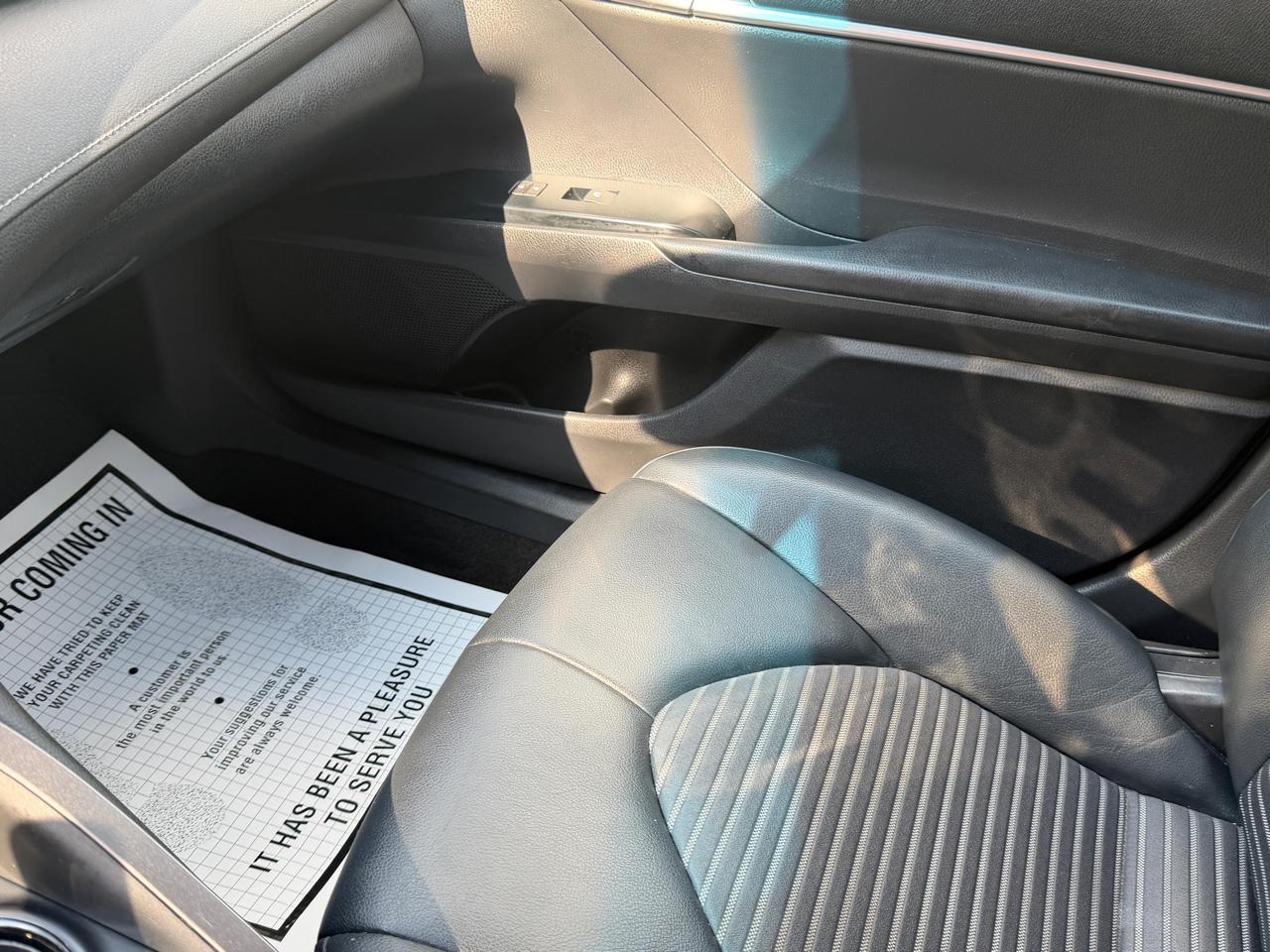 Toyota Camry SE Auto (Natl) 2020