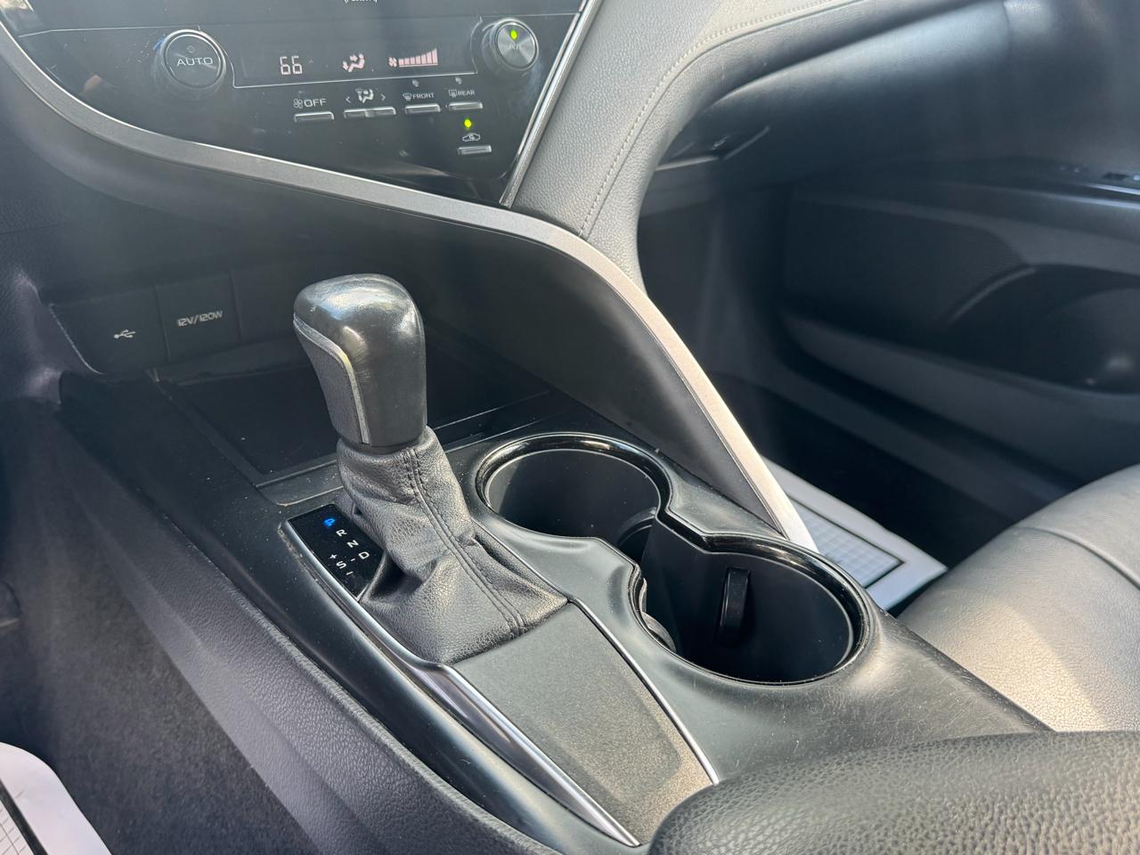 Toyota Camry SE Auto (Natl) 2020