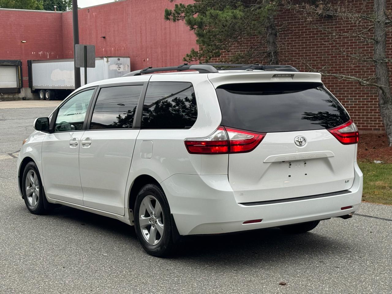 Toyota Sienna LE FWD 8-Passenger (Natl) 2017