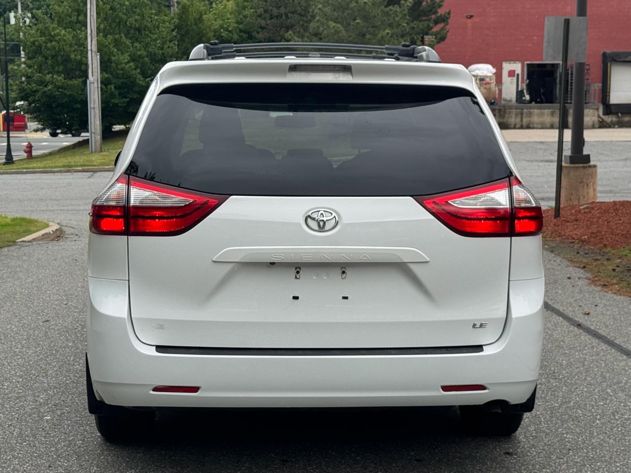 Toyota Sienna LE FWD 8-Passenger (Natl) 2017