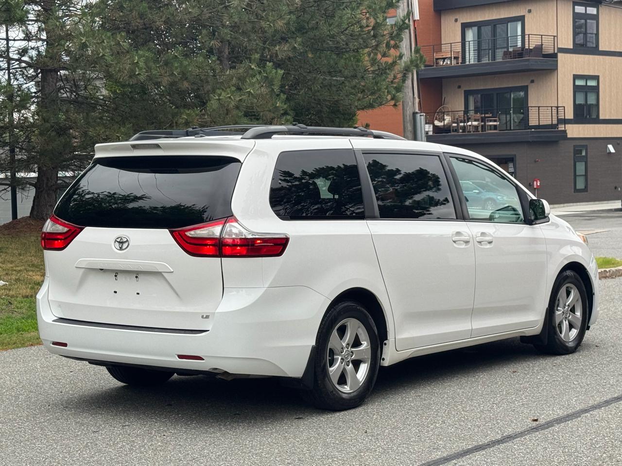 Toyota Sienna LE FWD 8-Passenger (Natl) 2017