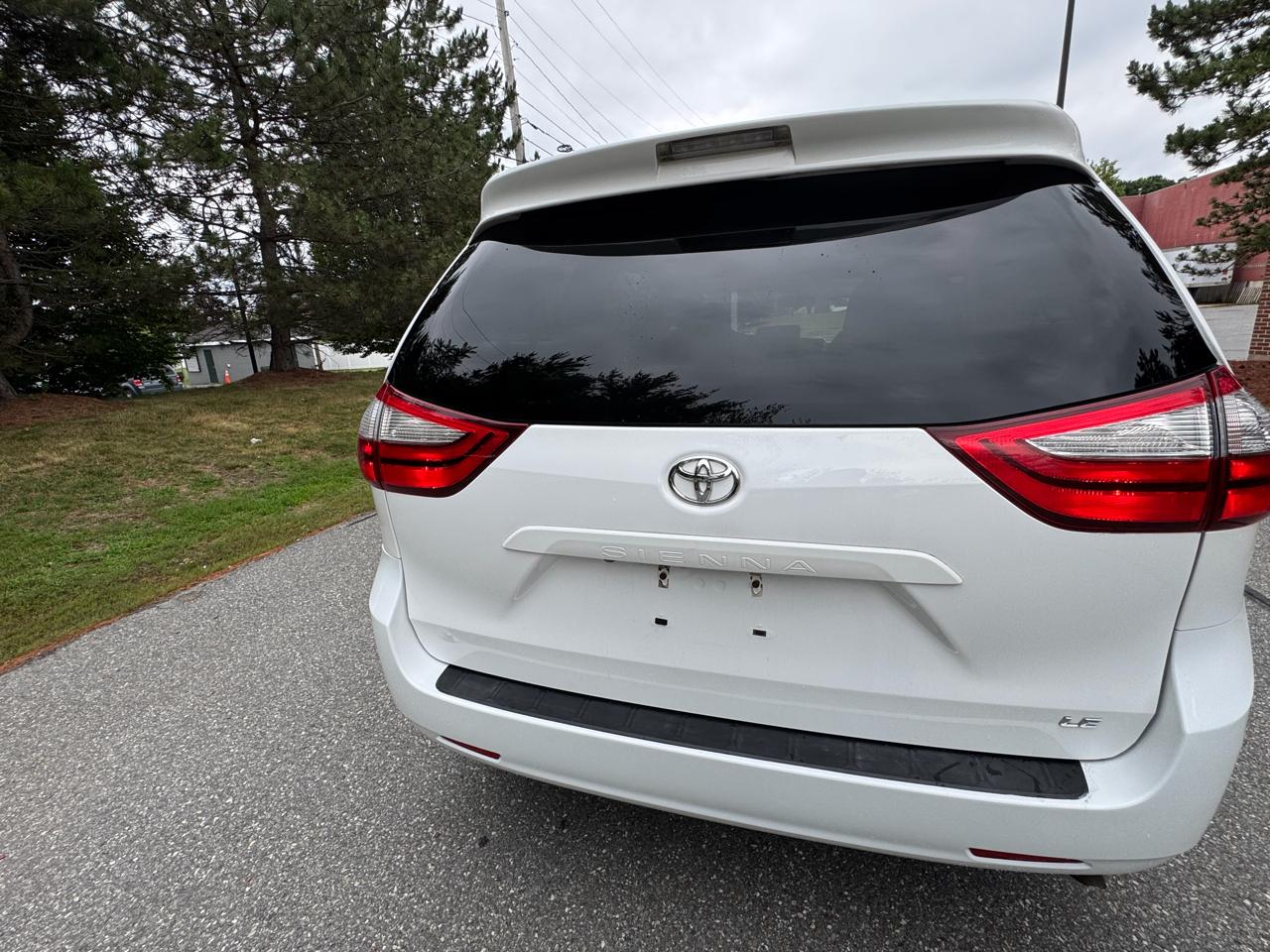 Toyota Sienna LE FWD 8-Passenger (Natl) 2017