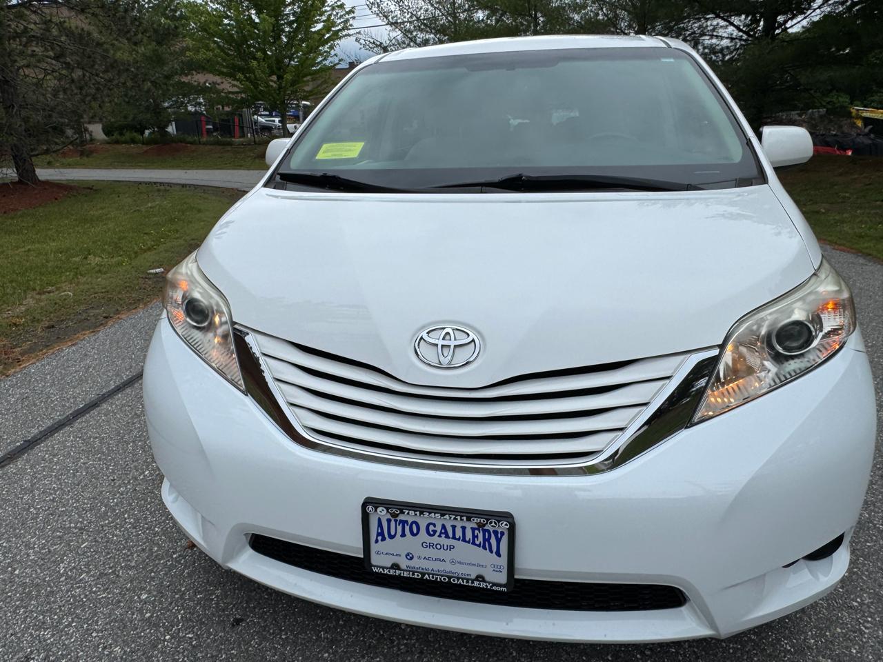Toyota Sienna LE FWD 8-Passenger (Natl) 2017
