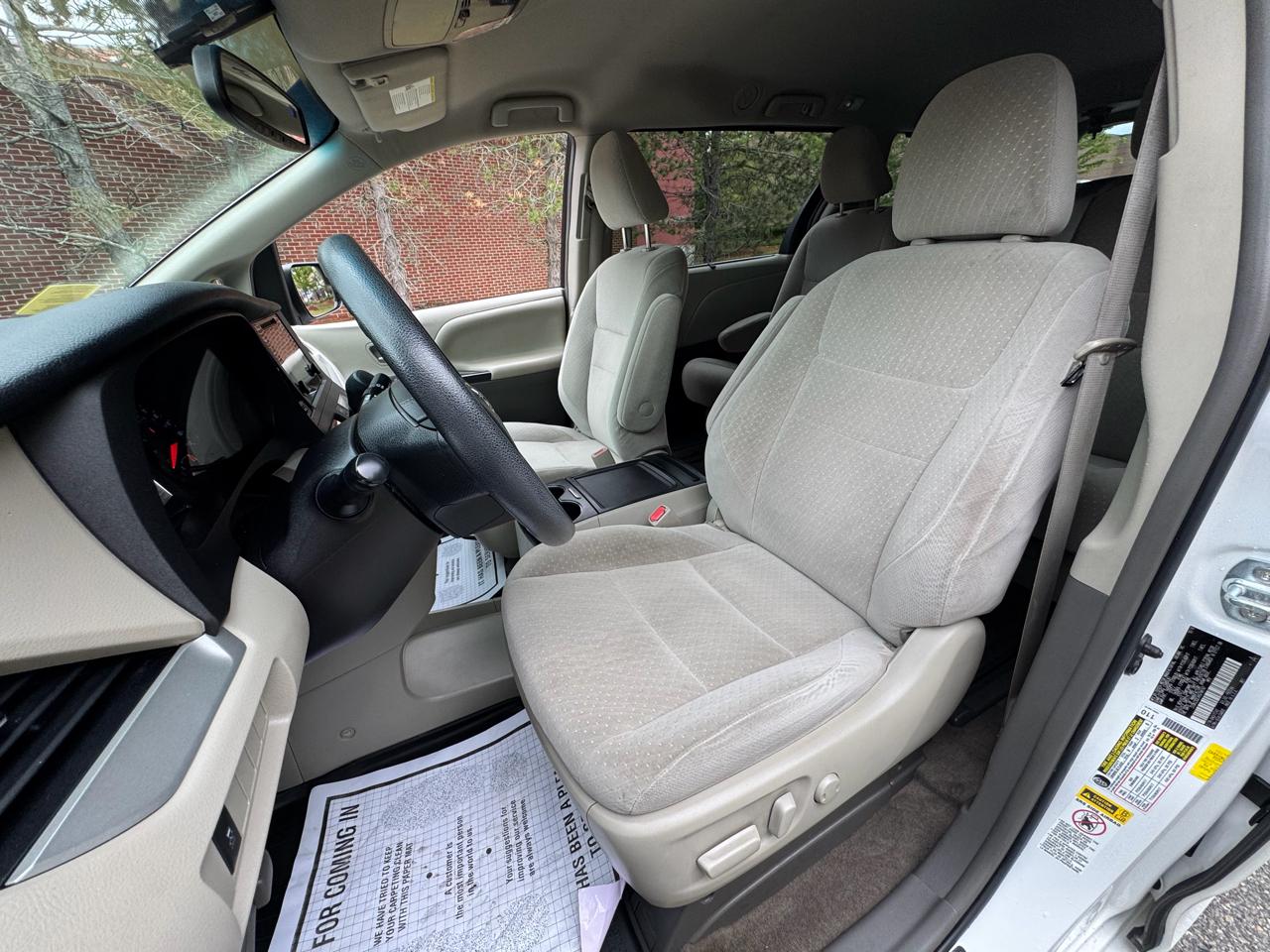 Toyota Sienna LE FWD 8-Passenger (Natl) 2017