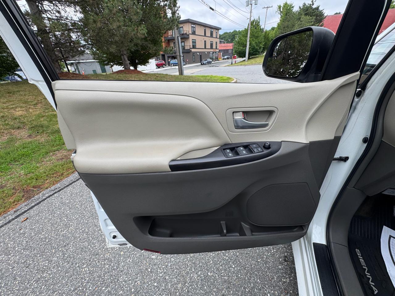 Toyota Sienna LE FWD 8-Passenger (Natl) 2017