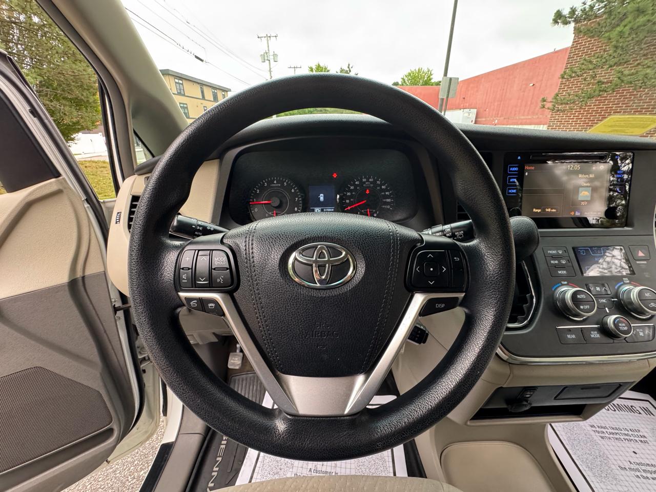 Toyota Sienna LE FWD 8-Passenger (Natl) 2017