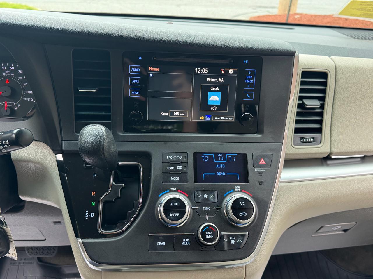 Toyota Sienna LE FWD 8-Passenger (Natl) 2017