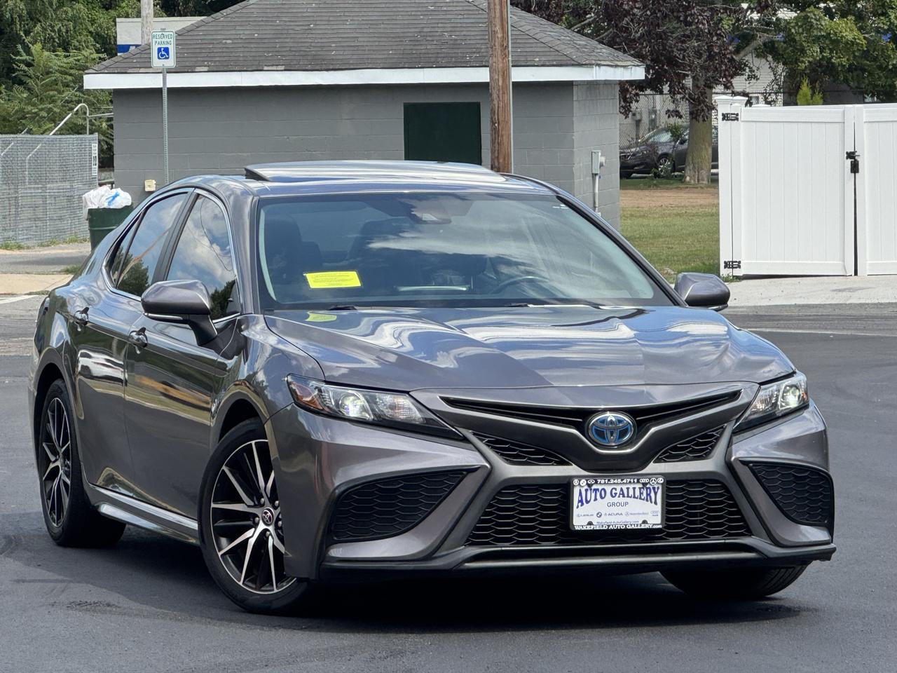 Toyota Camry Hybrid SE CVT (Natl) 2022