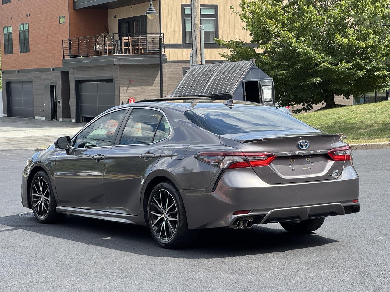 Toyota Camry Hybrid SE CVT (Natl) 2022