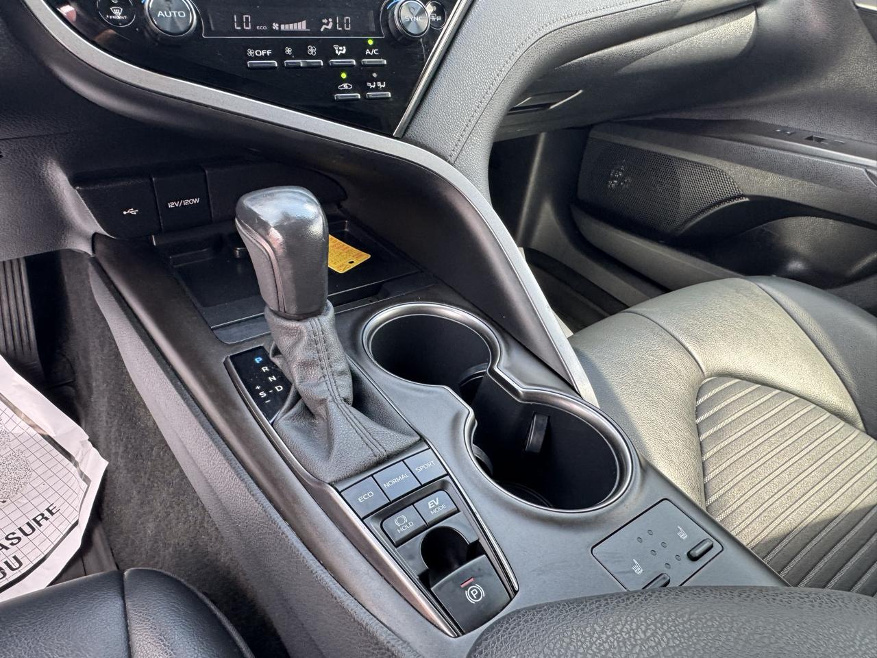 Toyota Camry Hybrid SE CVT (Natl) 2022