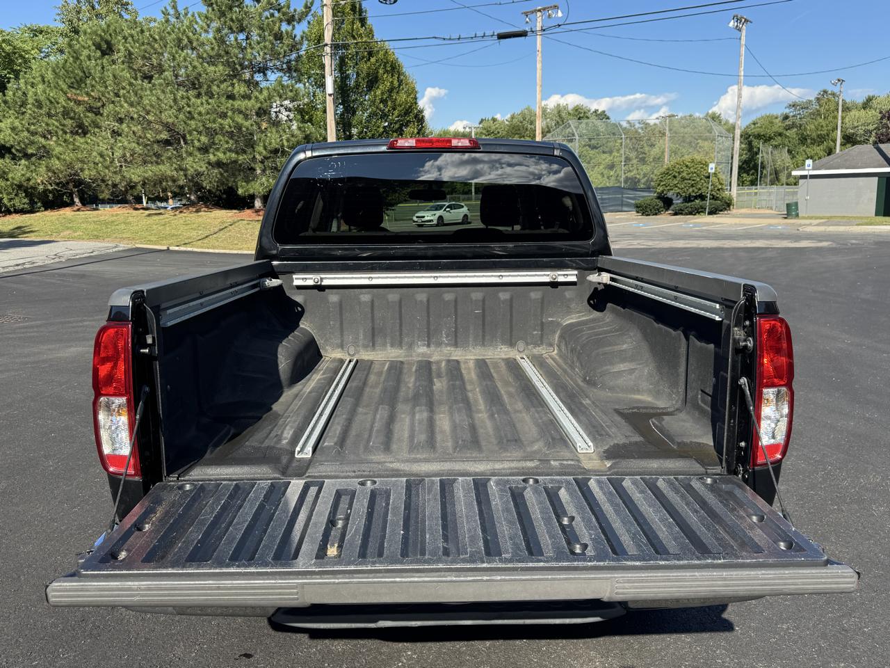 Nissan Frontier 4WD Crew Cab SWB Auto SV 2011
