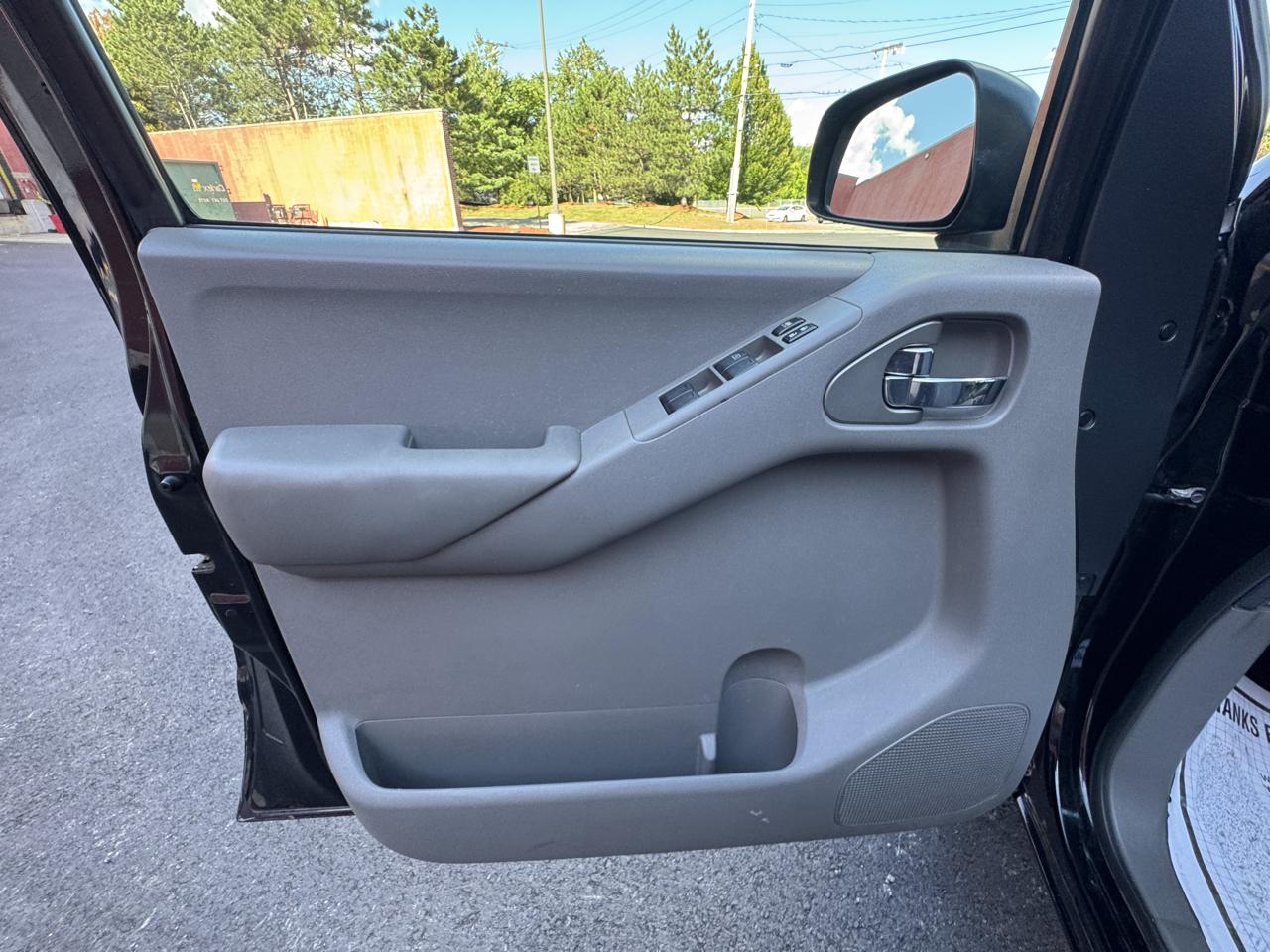 Nissan Frontier 4WD Crew Cab SWB Auto SV 2011