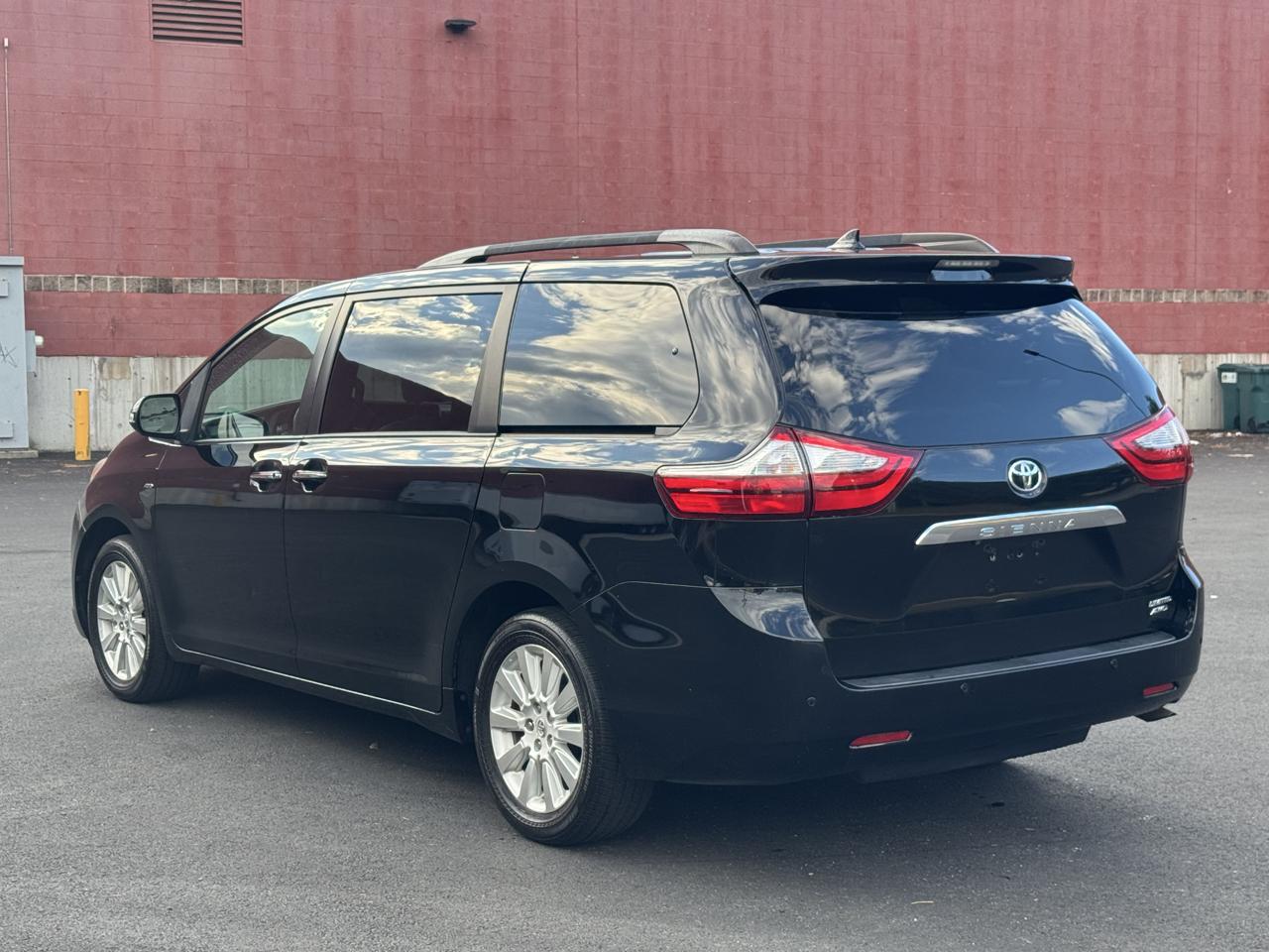 Toyota Sienna 5dr 7-Pass Van XLE Premium AWD (Natl) 2016