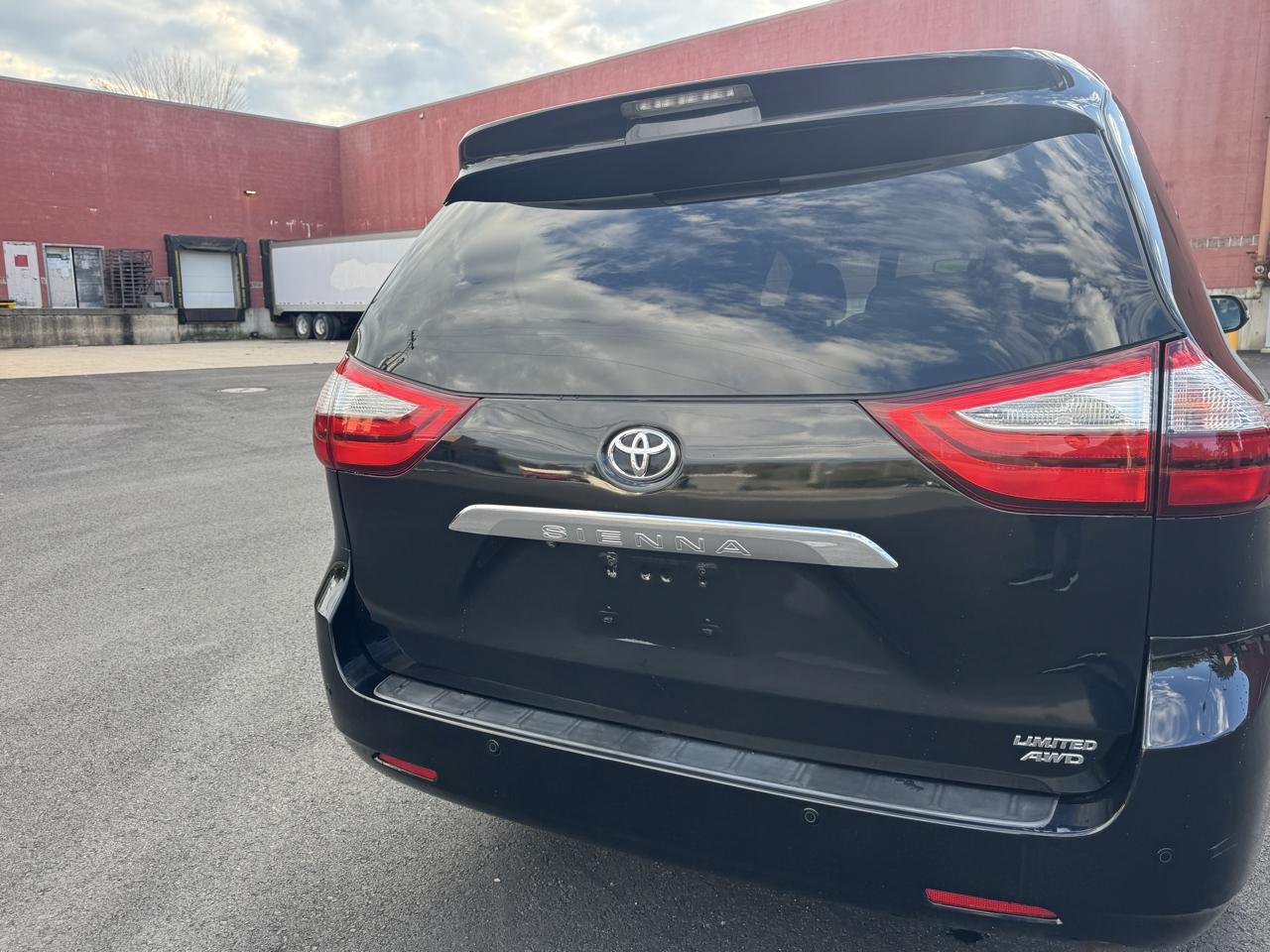 Toyota Sienna 5dr 7-Pass Van XLE Premium AWD (Natl) 2016