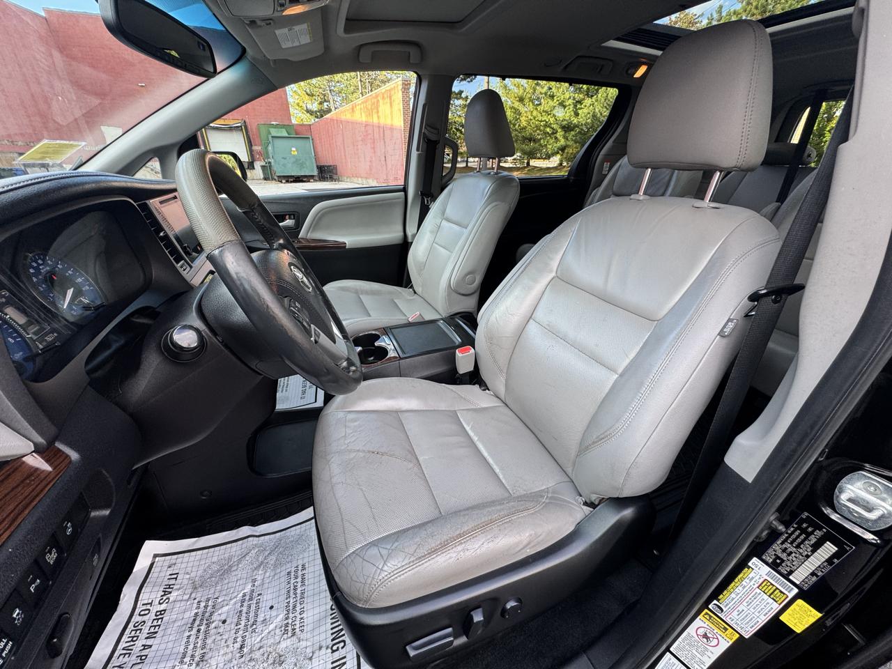 Toyota Sienna 5dr 7-Pass Van XLE Premium AWD (Natl) 2016