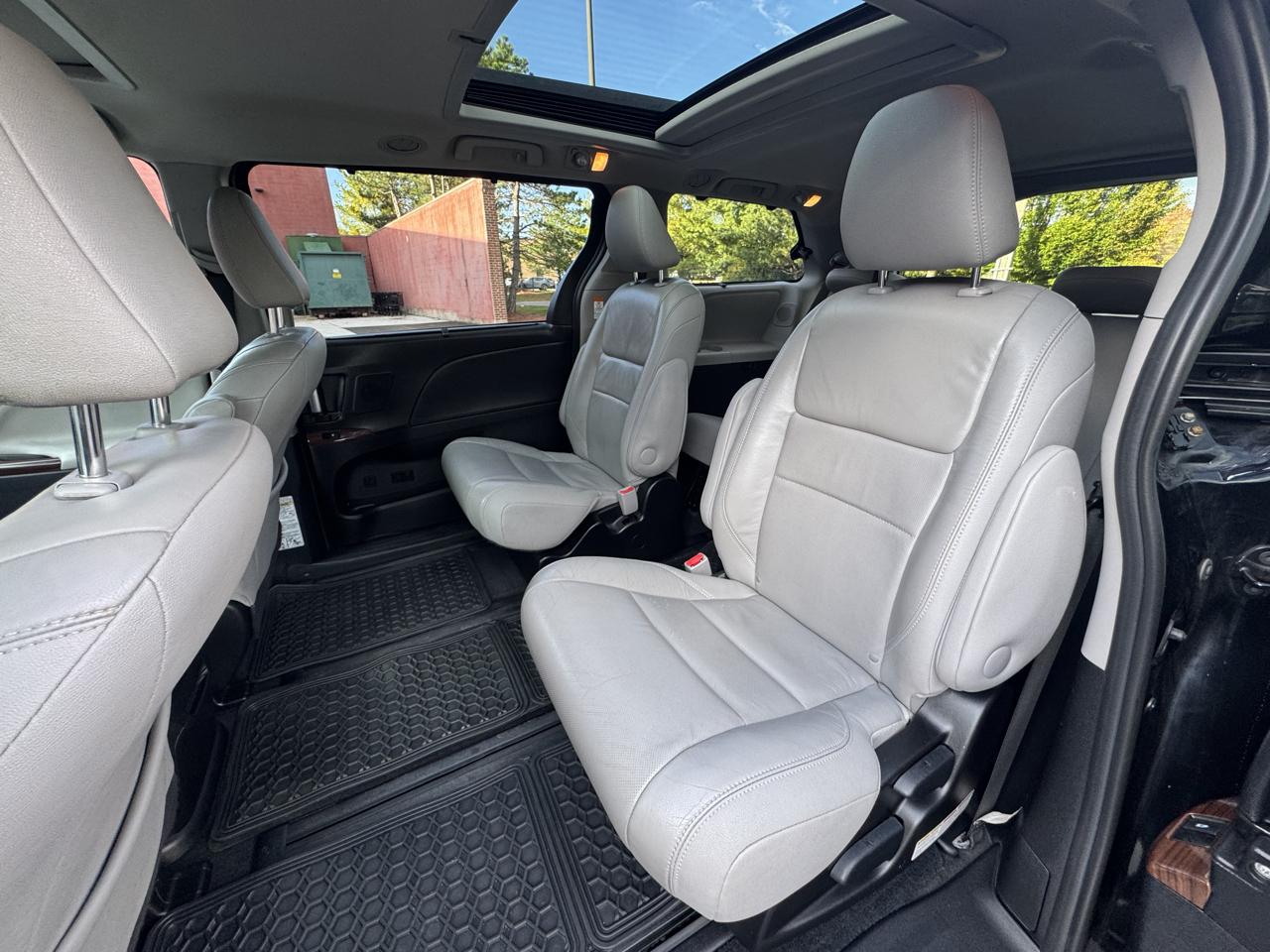 Toyota Sienna 5dr 7-Pass Van XLE Premium AWD (Natl) 2016
