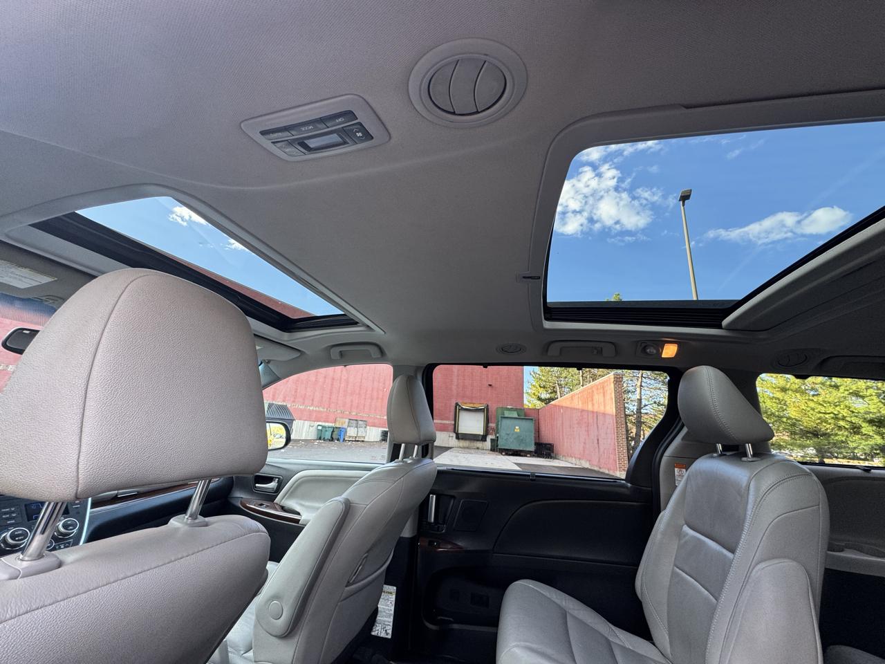 Toyota Sienna 5dr 7-Pass Van XLE Premium AWD (Natl) 2016