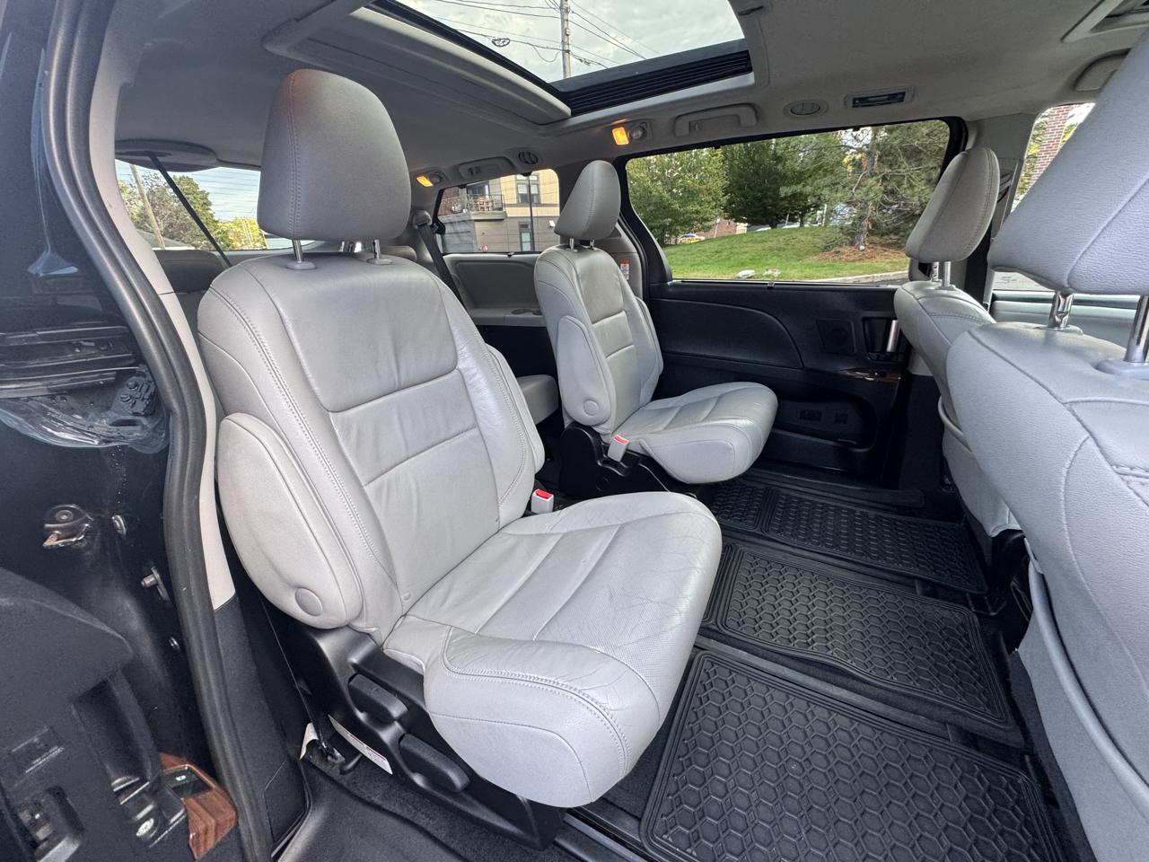 Toyota Sienna 5dr 7-Pass Van XLE Premium AWD (Natl) 2016