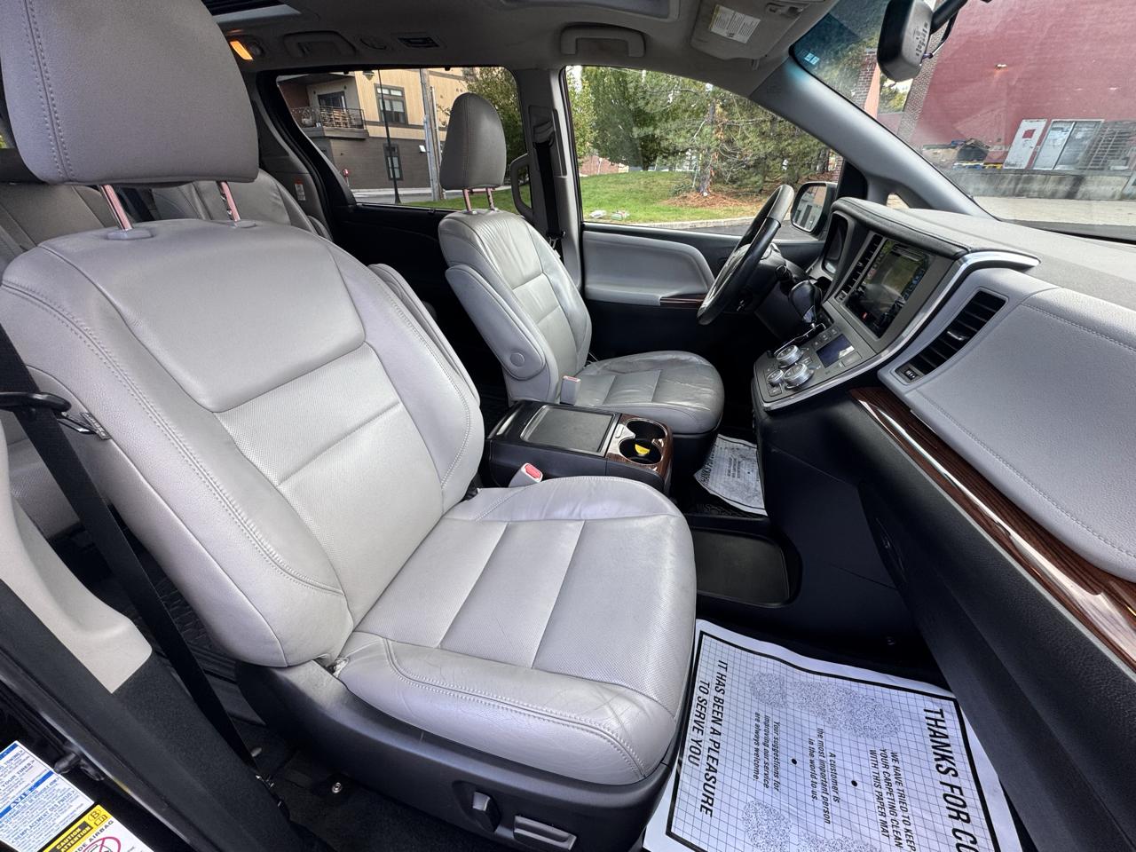 Toyota Sienna 5dr 7-Pass Van XLE Premium AWD (Natl) 2016