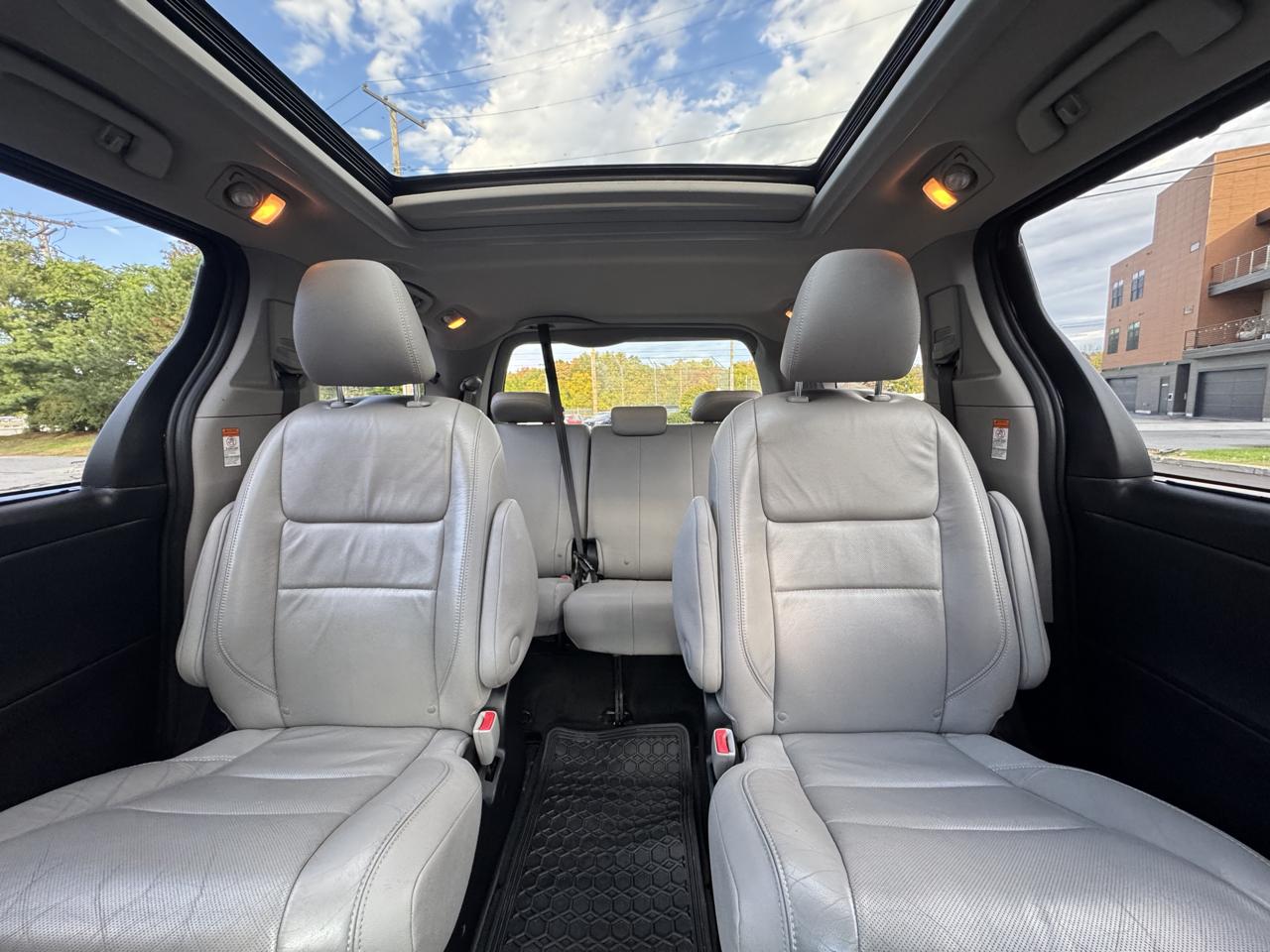 Toyota Sienna 5dr 7-Pass Van XLE Premium AWD (Natl) 2016