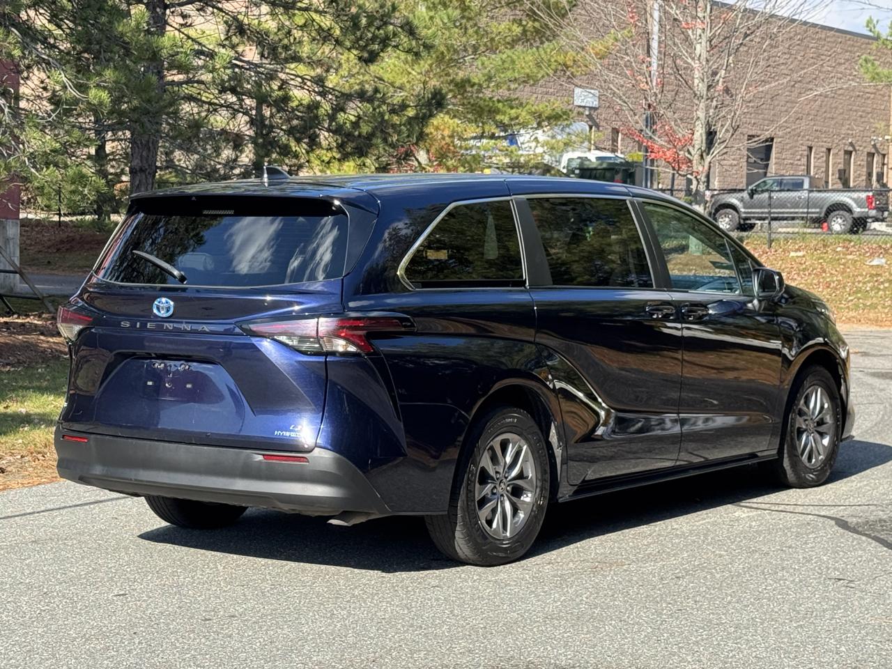 Toyota Sienna LE FWD 8-Passenger (Natl) 2023