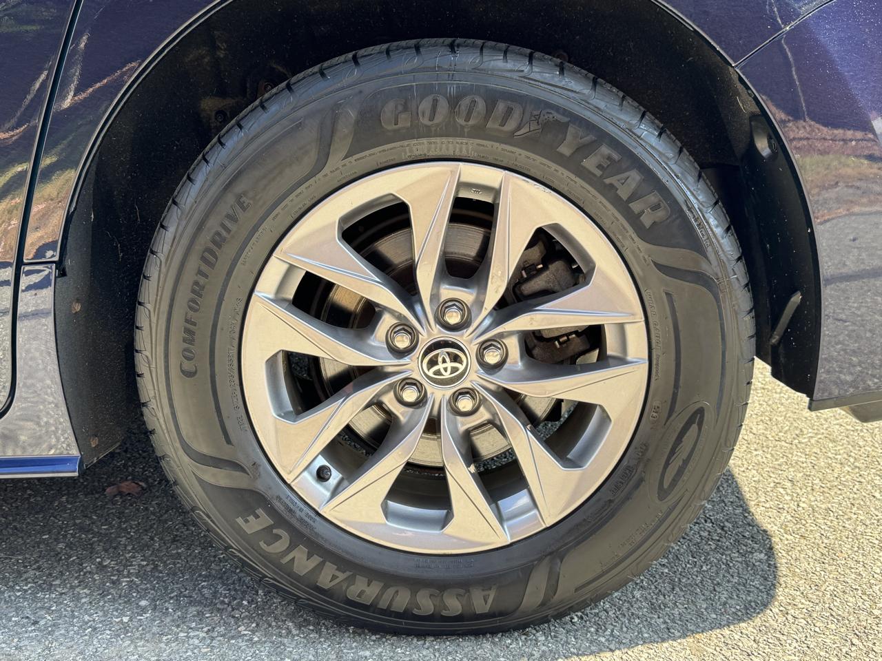 Toyota Sienna LE FWD 8-Passenger (Natl) 2023