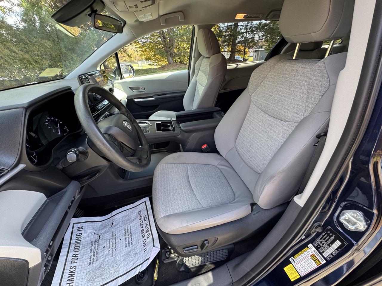 Toyota Sienna LE FWD 8-Passenger (Natl) 2023
