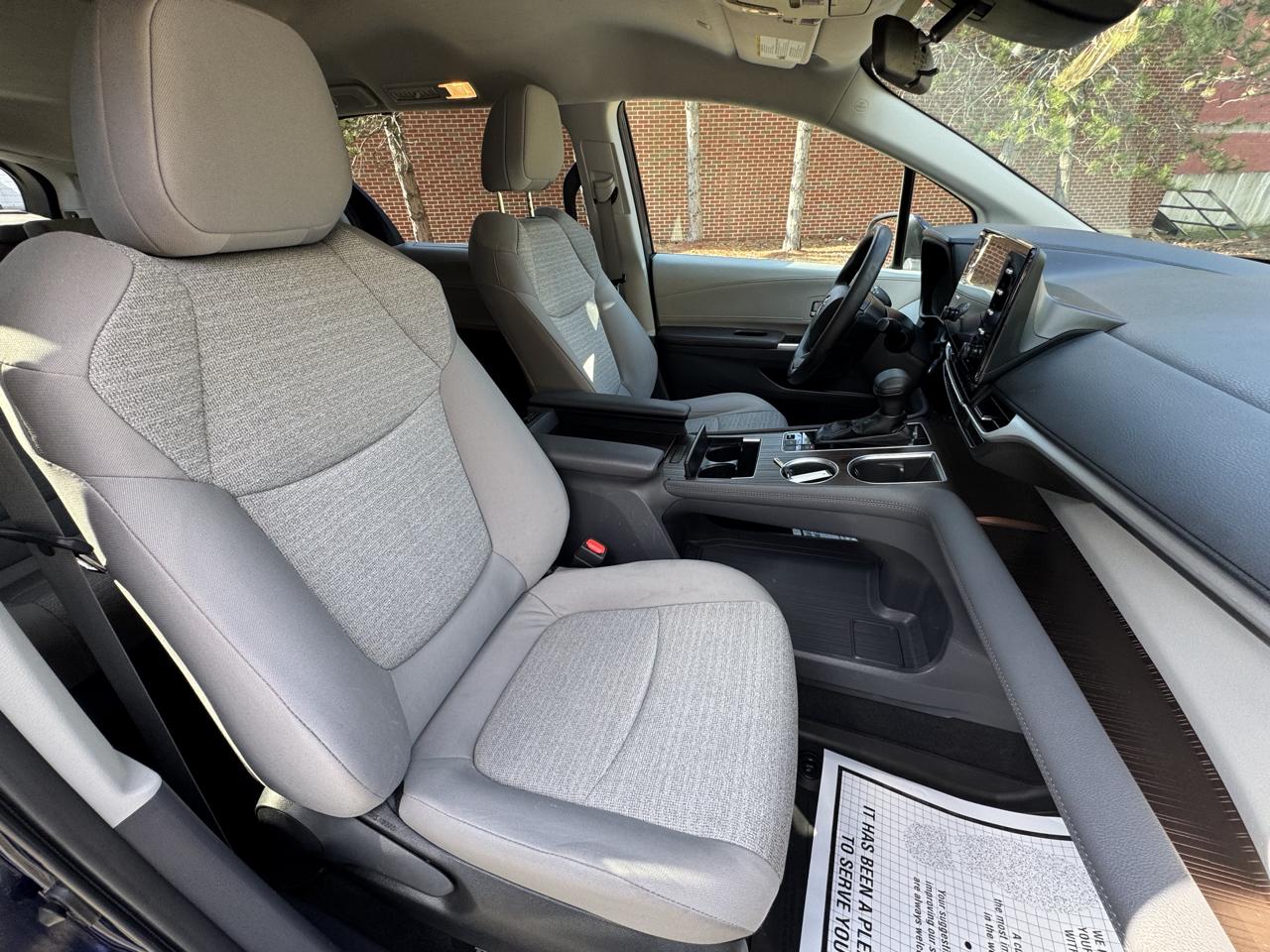 Toyota Sienna LE FWD 8-Passenger (Natl) 2023