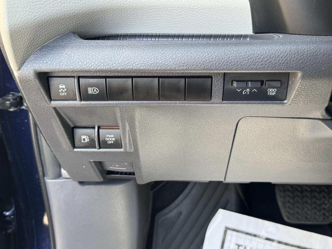 Toyota Sienna LE FWD 8-Passenger (Natl) 2023