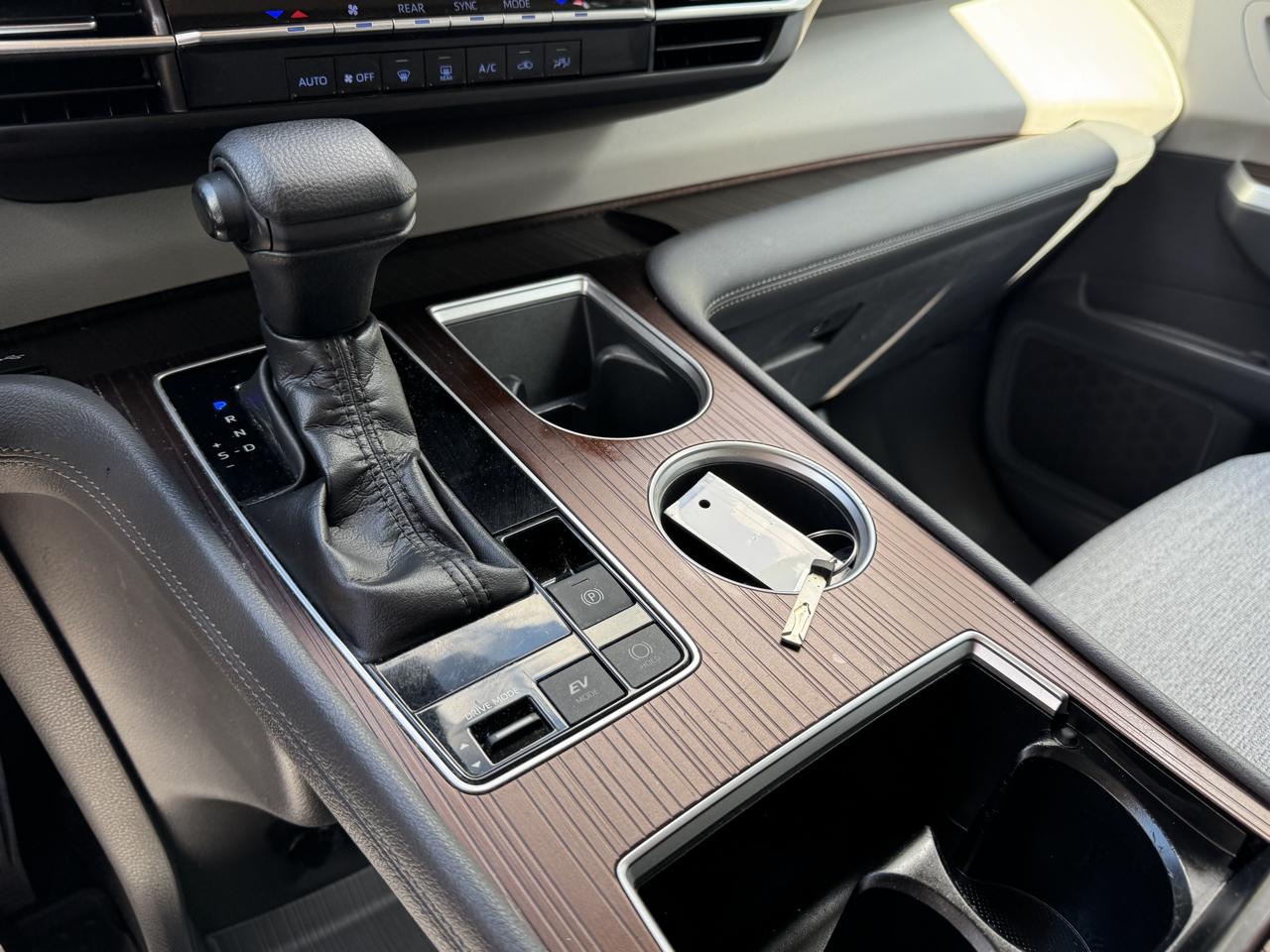 Toyota Sienna LE FWD 8-Passenger (Natl) 2023