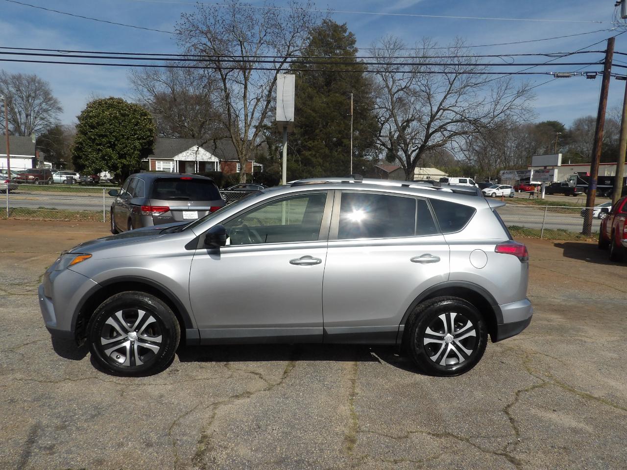 Toyota RAV4 LE FWD 2018