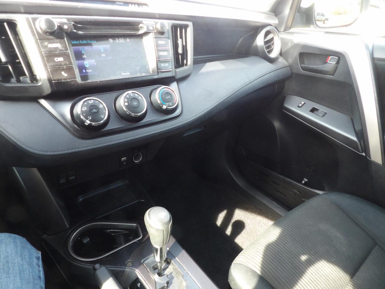 Toyota RAV4 LE FWD 2018