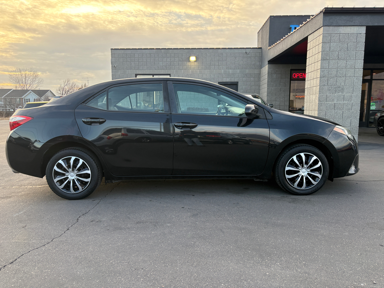 Toyota Corolla 4dr Sdn LE Auto (Natl) 2014