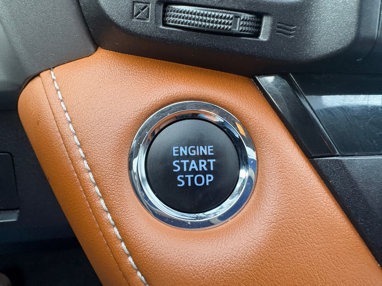 Toyota RAV4 Platinum AWD (Natl) 2017