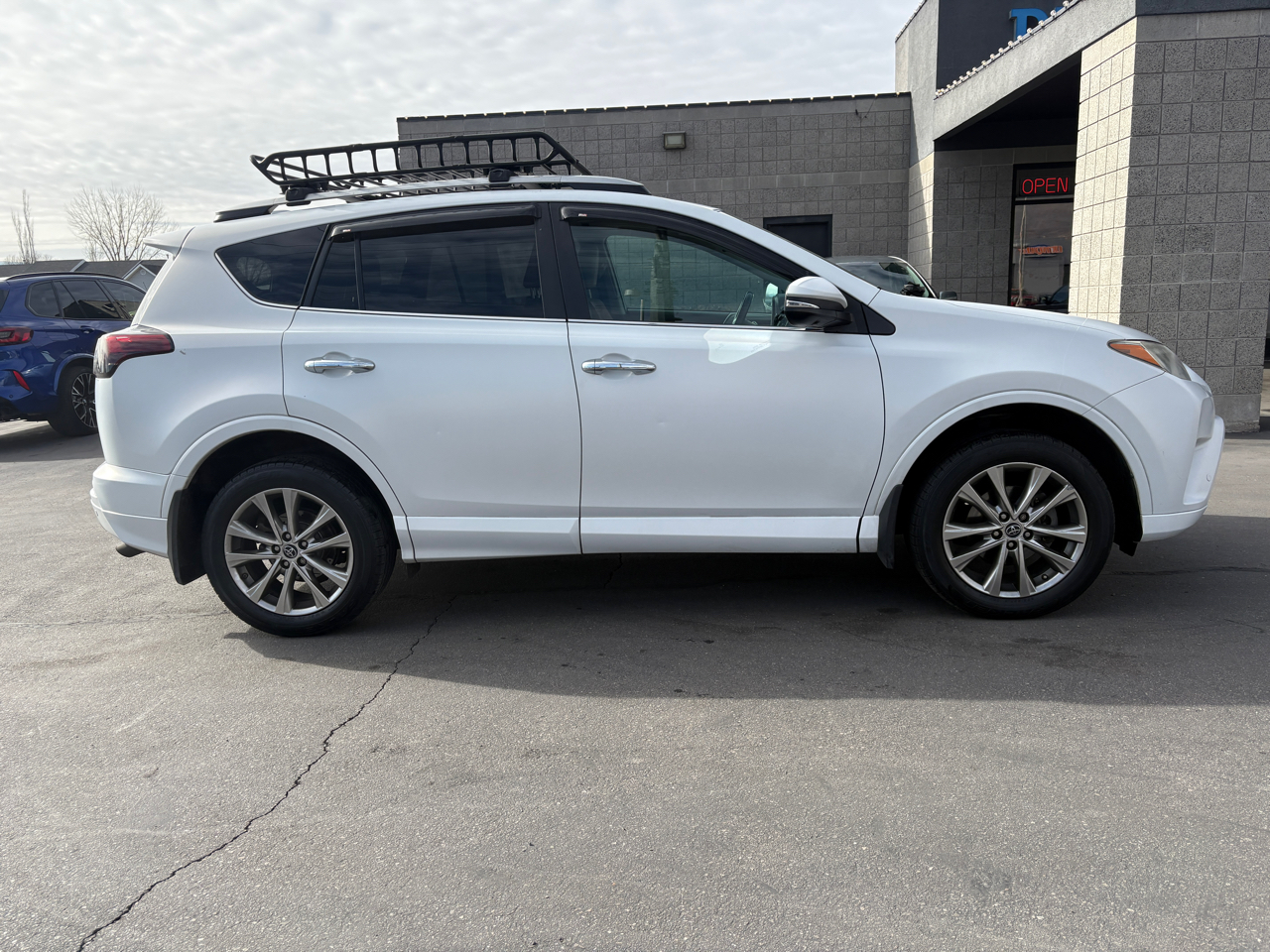 Toyota RAV4 Platinum AWD (Natl) 2017
