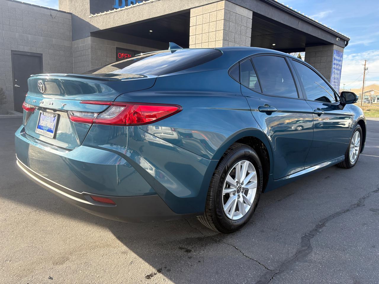 Toyota Camry LE Hyb 4D Sedan FWD 2025