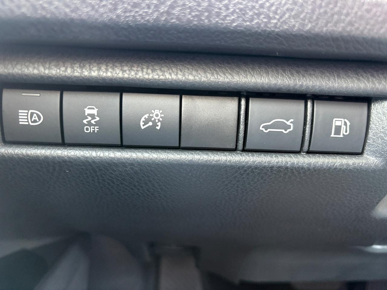 Toyota Camry LE Hyb 4D Sedan FWD 2025