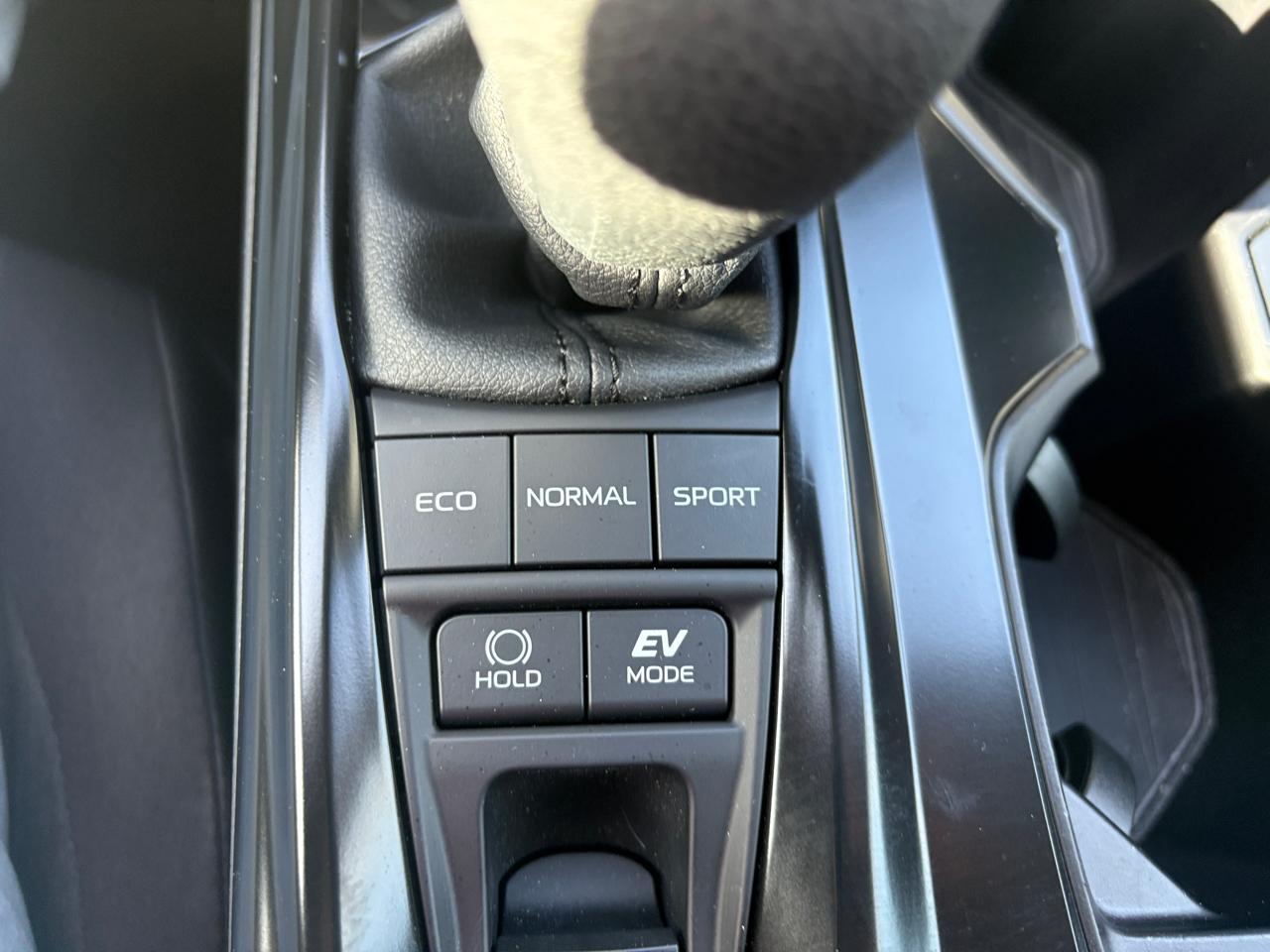 Toyota Camry LE Hyb 4D Sedan FWD 2025