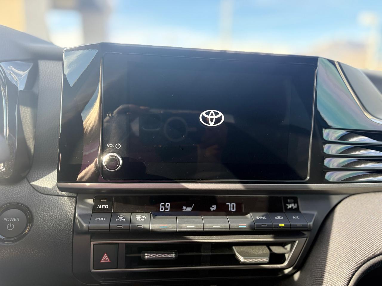 Toyota Camry LE Hyb 4D Sedan FWD 2025