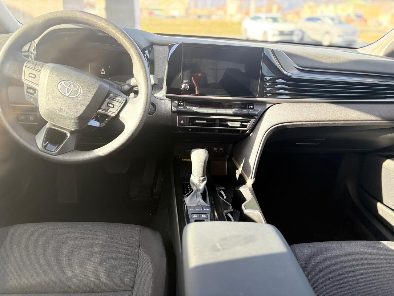 Toyota Camry LE Hyb 4D Sedan FWD 2025