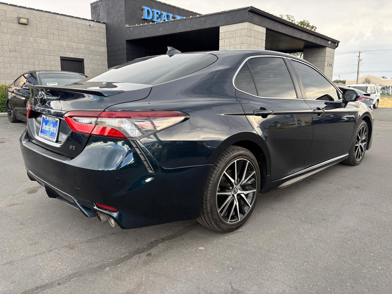 Toyota Camry SE Auto (Natl) 2021